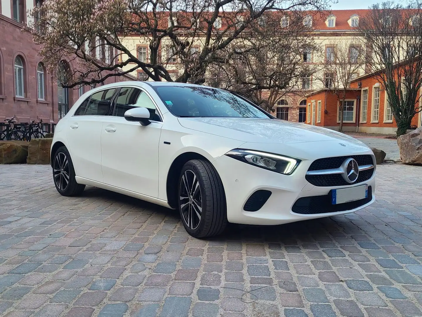 Mercedes-Benz A 250 Classe   e EQ POWER 8G-DCT Progressive Line Blanc - 1