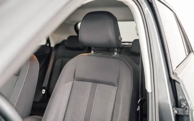 Volkswagen T-Roc view 9