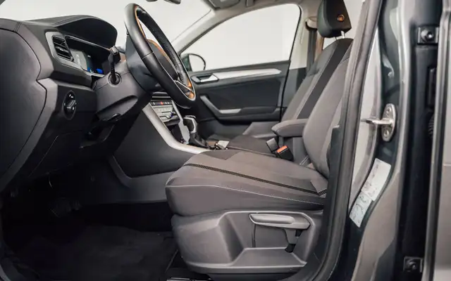 Volkswagen T-Roc view 8