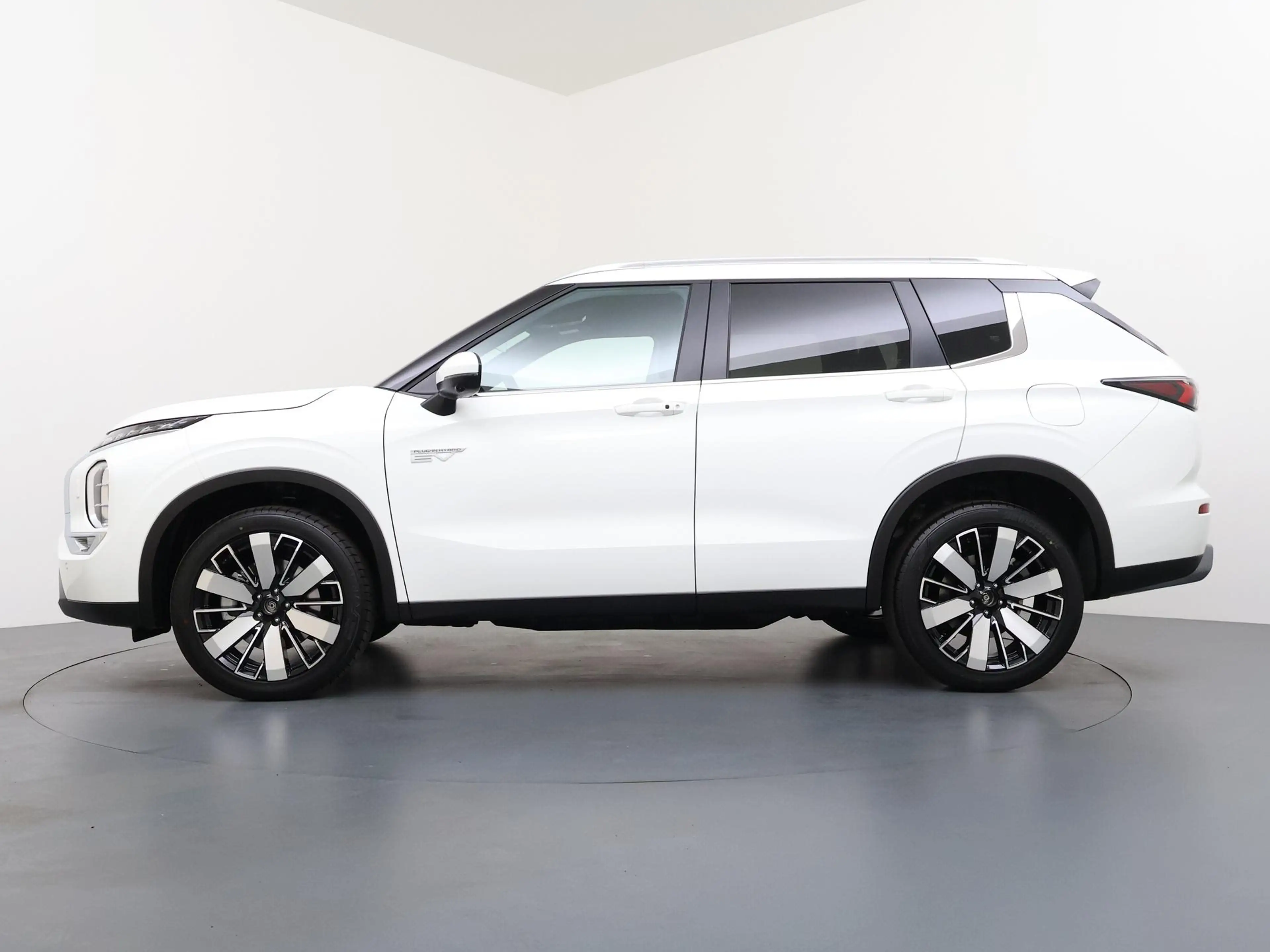 Mitsubishi Outlander 2.4 PHEV Business Edition 20-inch Diamond-Cut lich — photo 2