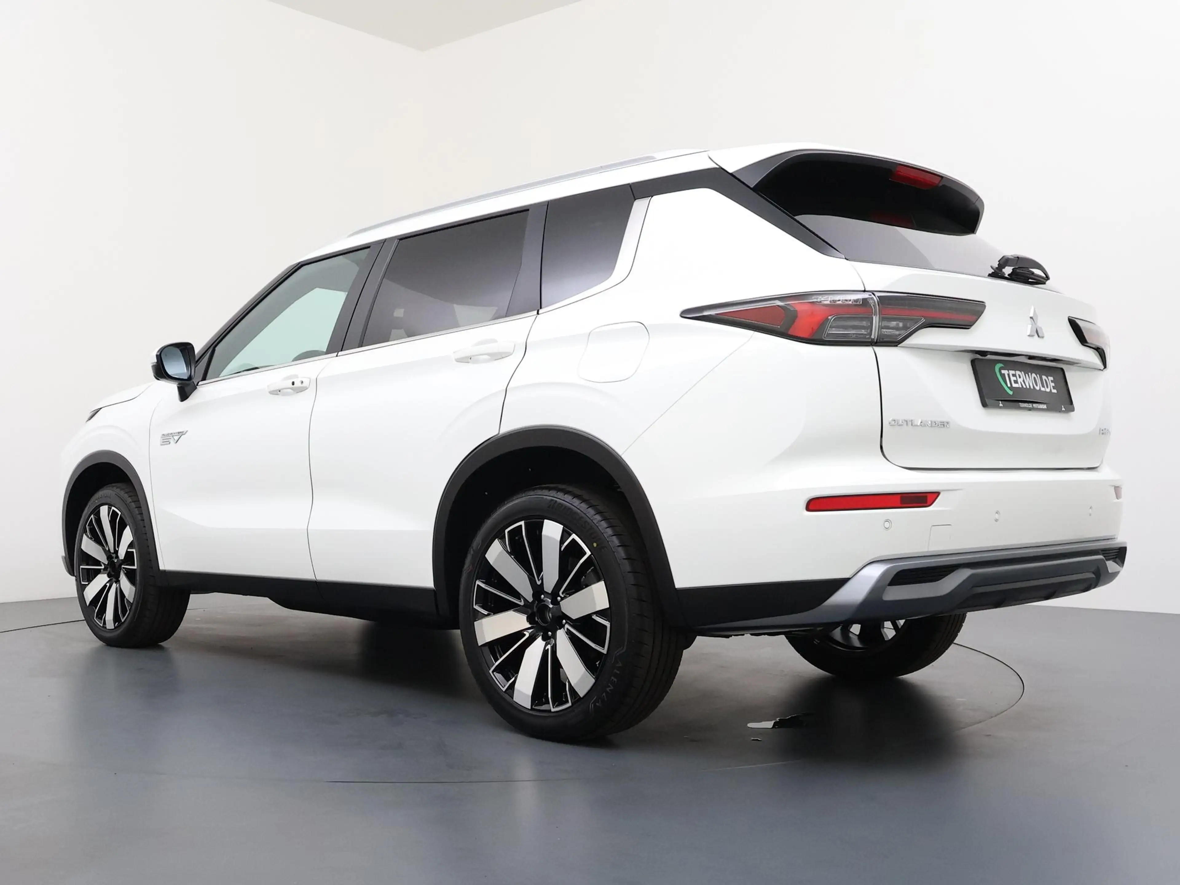 Mitsubishi Outlander 2.4 PHEV Business Edition 20-inch Diamond-Cut lich — photo 3