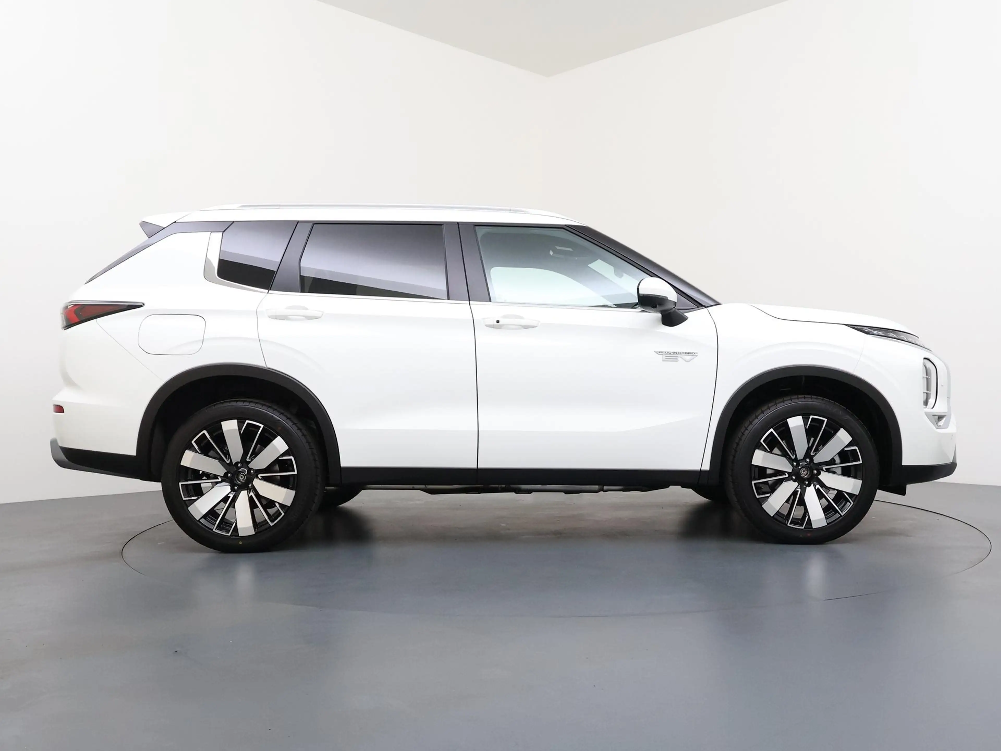 Mitsubishi Outlander 2.4 PHEV Business Edition 20-inch Diamond-Cut lich — photo 6