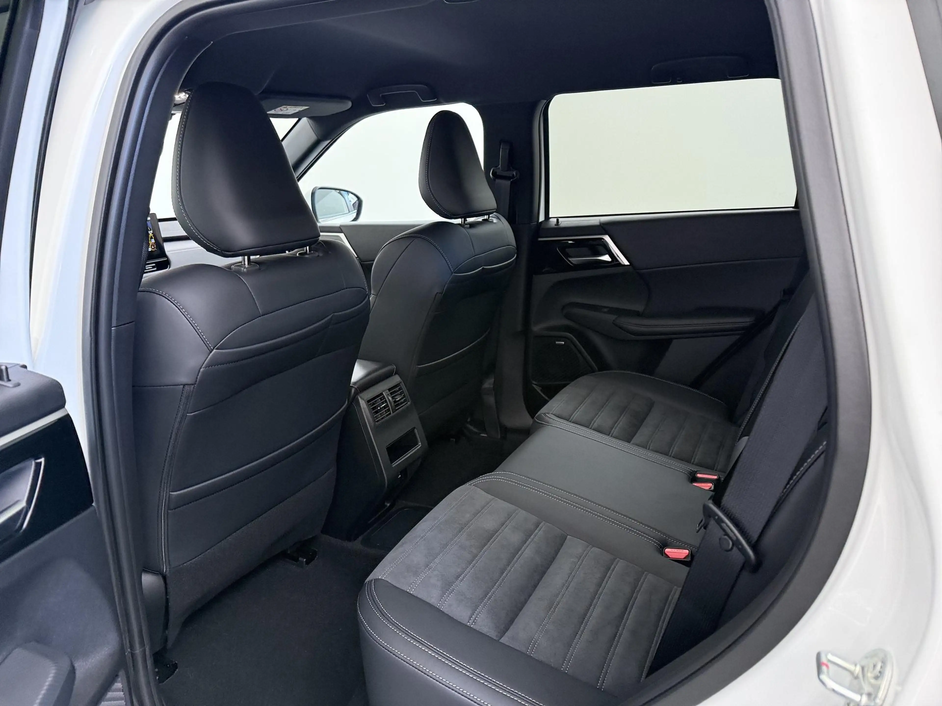 Mitsubishi Outlander 2.4 PHEV Business Edition 20-inch Diamond-Cut lich — photo 14