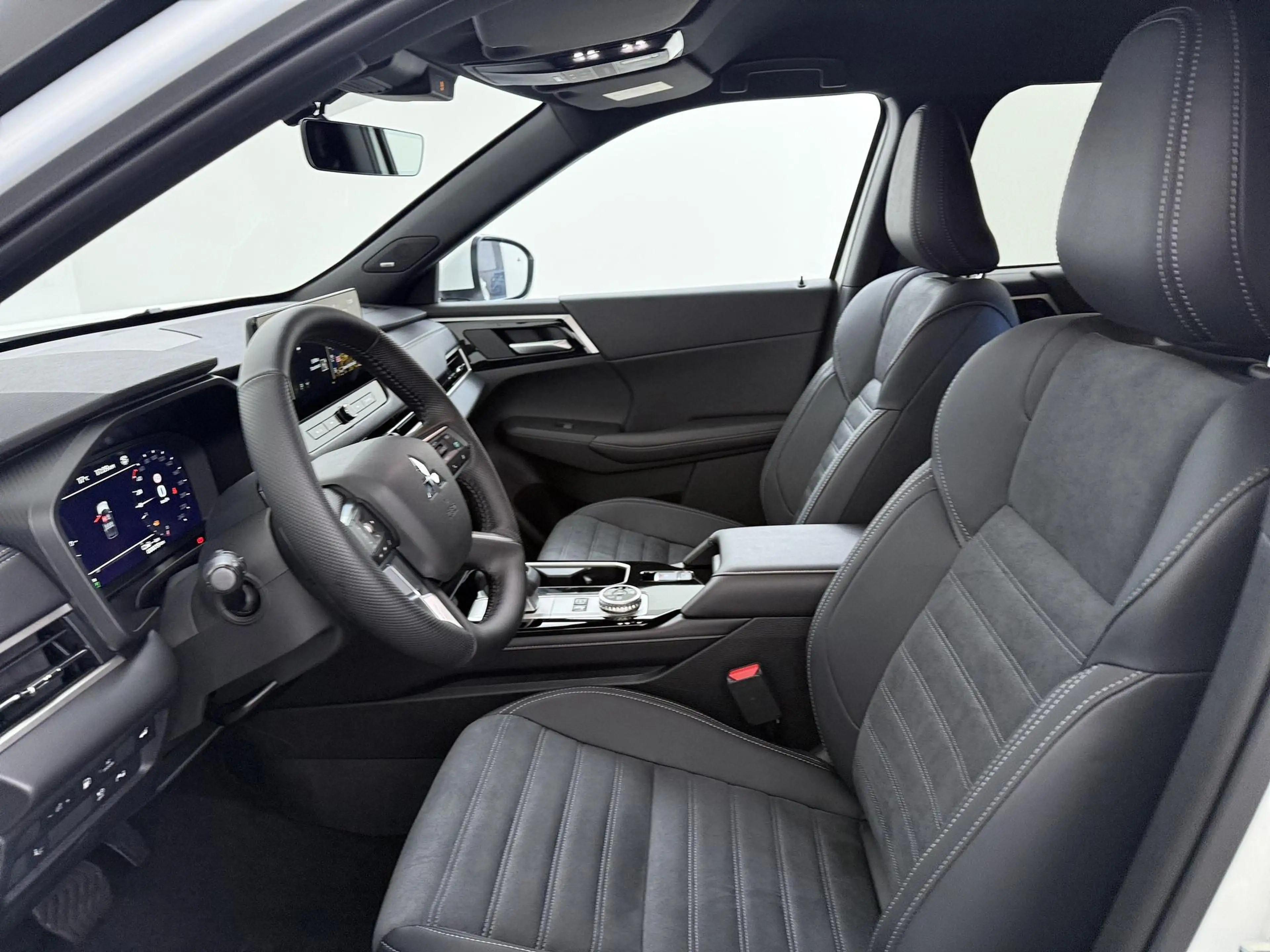 Mitsubishi Outlander 2.4 PHEV Business Edition 20-inch Diamond-Cut lich — photo 13