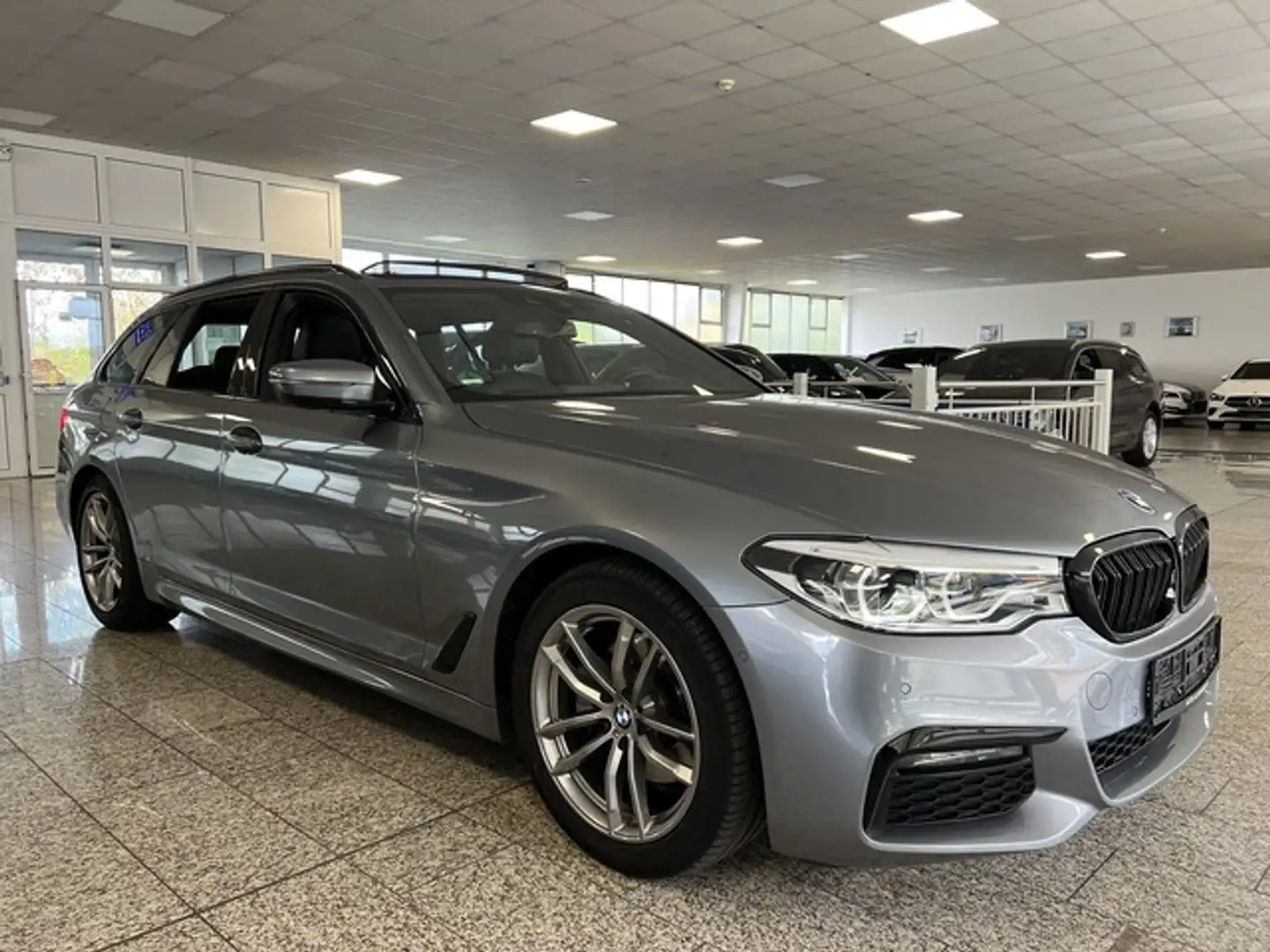 BMW 520 d M Sport Touring PANO+AHK+KAMERA+DAB+HK+LED Grau - 1