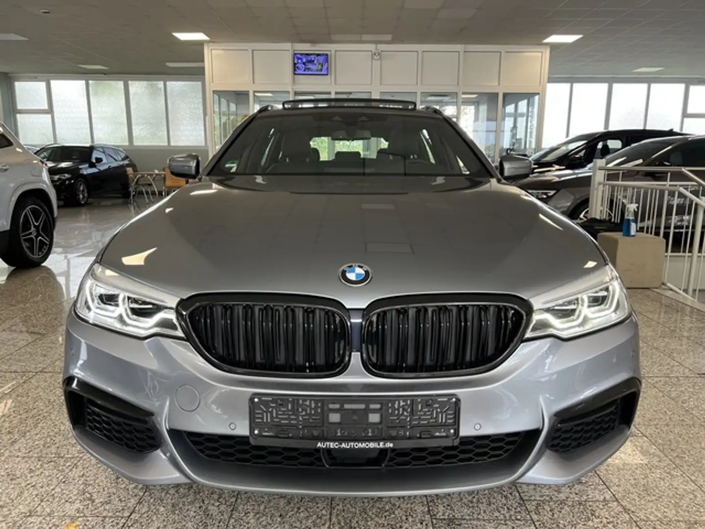 BMW 520 d M Sport Touring PANO+AHK+KAMERA+DAB+HK+LED Grau - 2