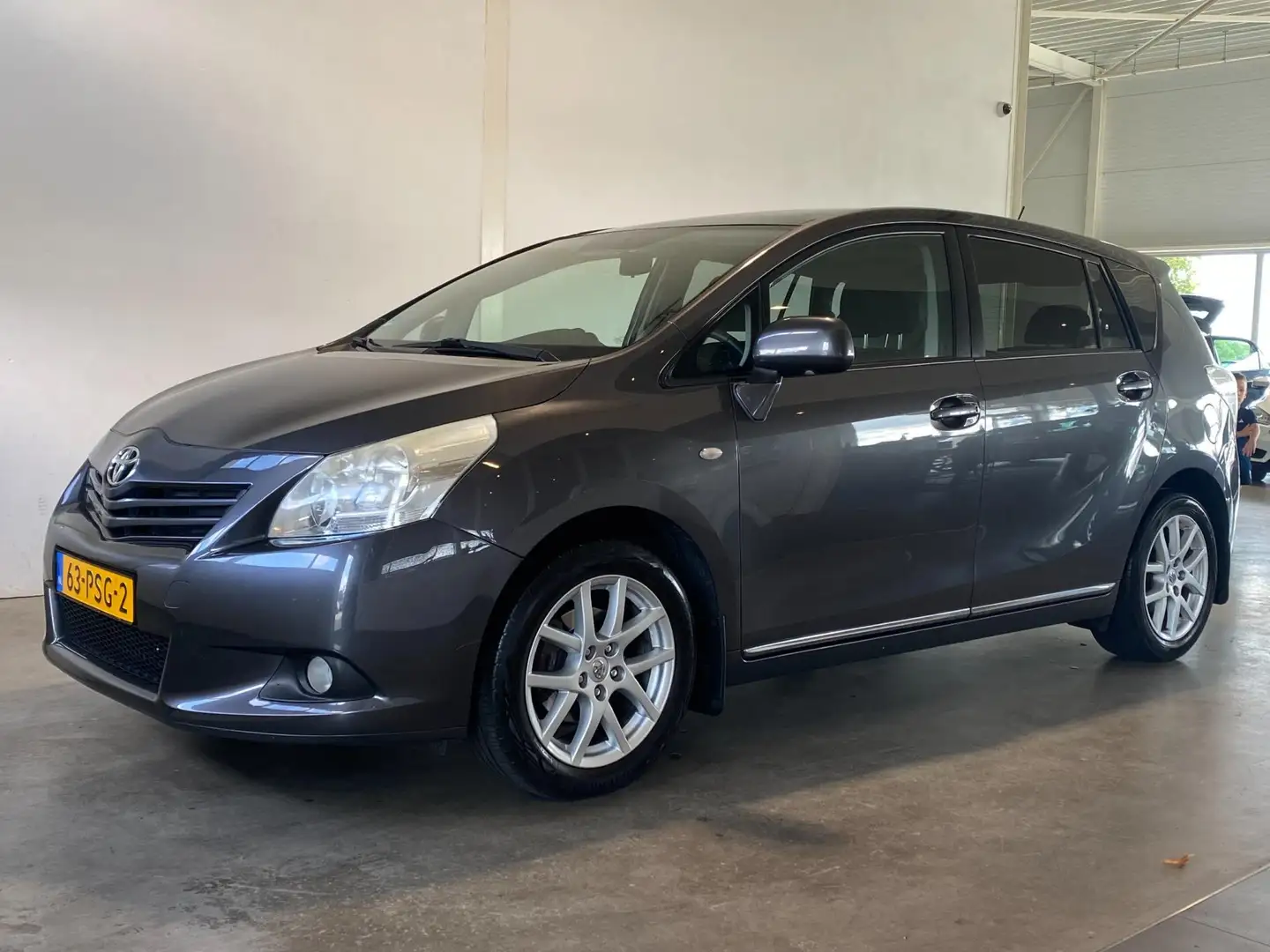 Toyota Verso 1.6 VVT-i Navi Cruise Trekh. Dealer o.h Grijs - 1