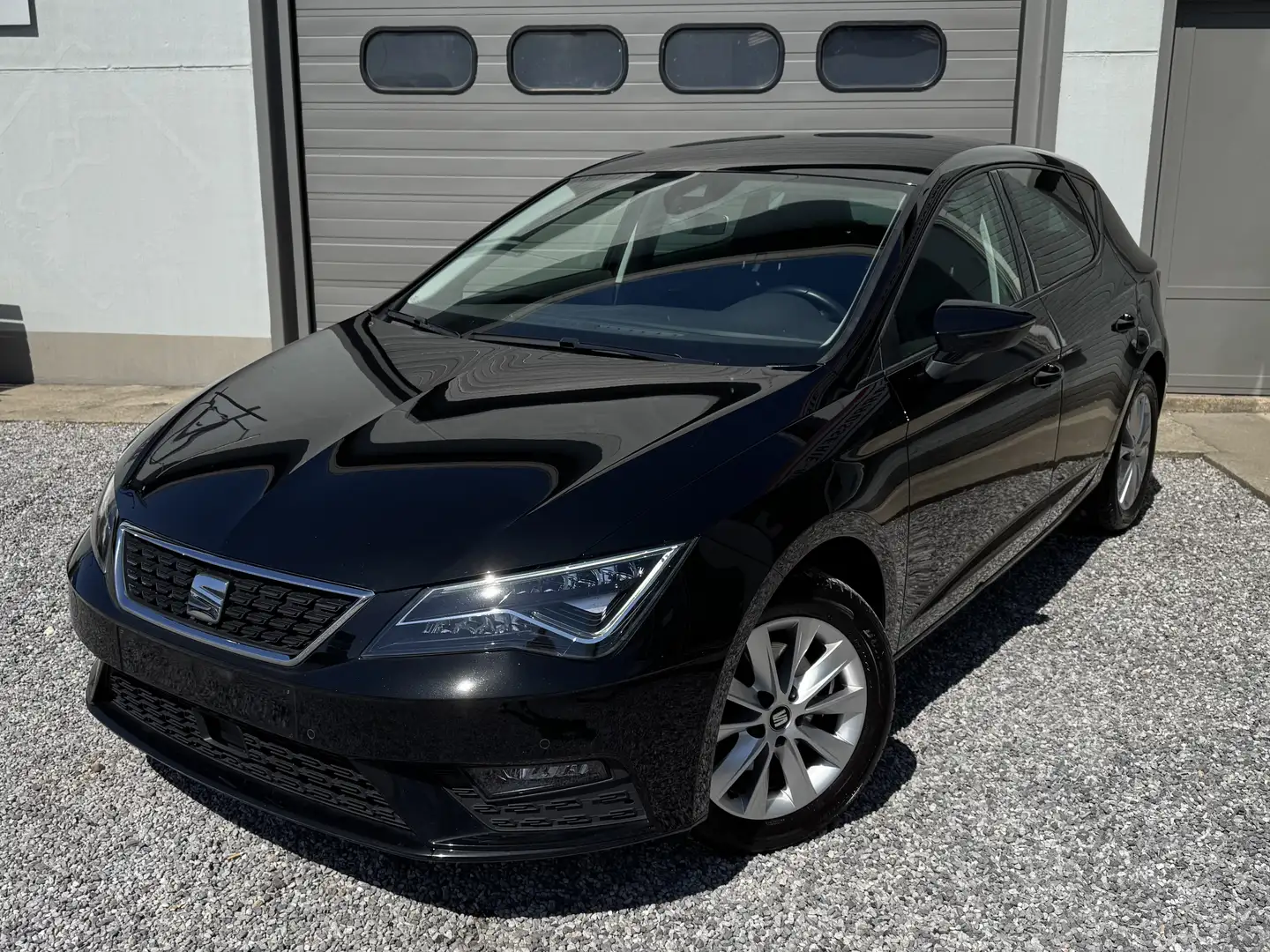 SEAT Leon 1.5 TSI // COCKPIT // CAMERA // NAV // LED // GAR Zwart - 1