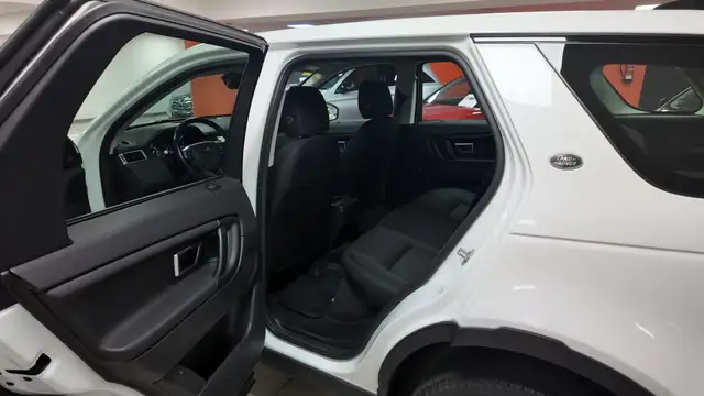 Land Rover Discovery view 8