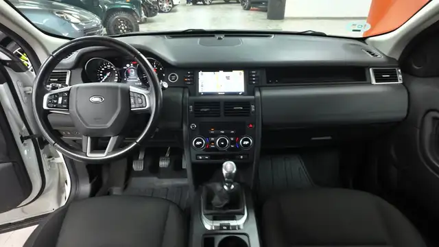 Land Rover Discovery view 6
