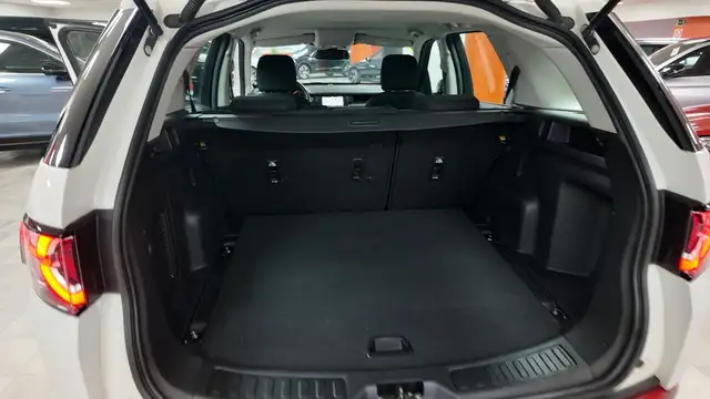 Land Rover Discovery view 2