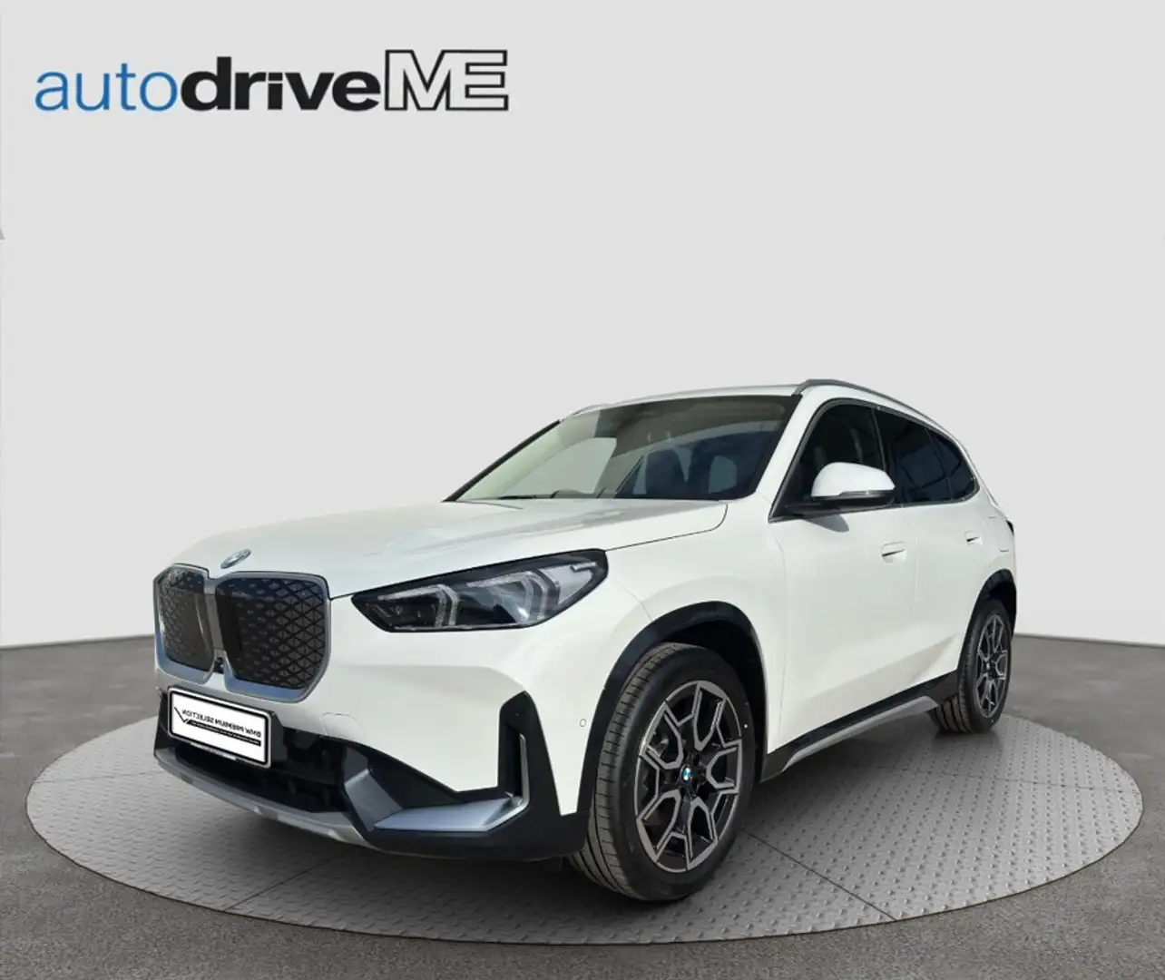 BMW iX1 eDrive 20 XLine KAM LED ACC HUD Kam. SHZ AHK Weiß - 1