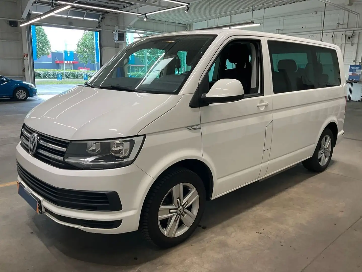 Volkswagen T6 Multivan DSG Behindertenumbau Rollstuhlrampe Weiß - 1
