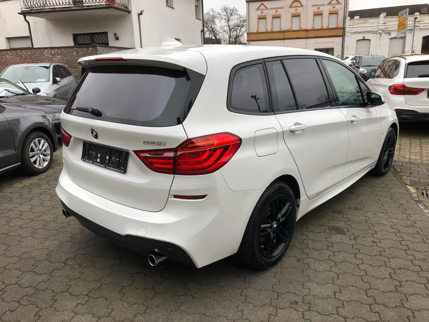 BMW 220 220 i Gran Tourer 7 Sitzer M Sport M Aerodynamik Weiß - 2