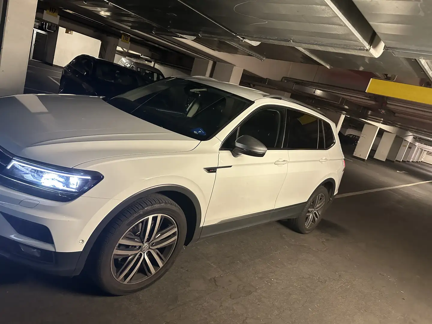 Volkswagen Tiguan Allspace 2.0 TDI SCR 4Motion DSG Highline 7sitze Weiß - 2