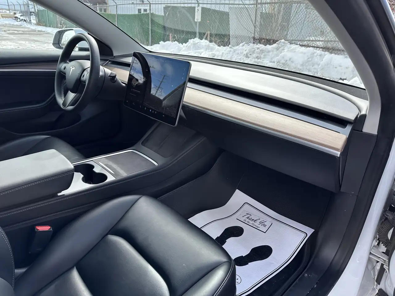 Tesla Model 3 снимка Tesla Model 3