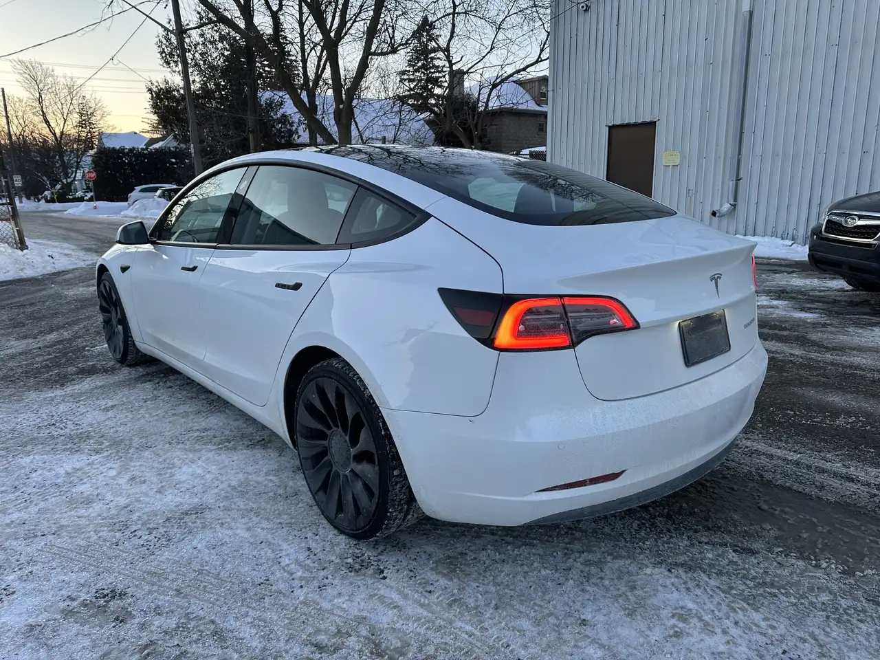 Tesla Model 3 снимка Tesla Model 3