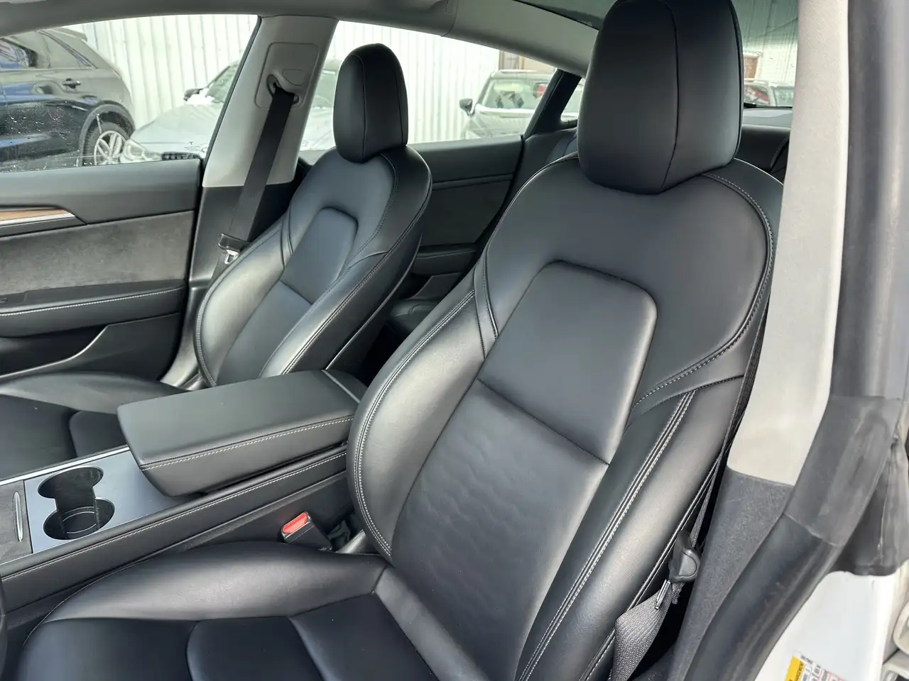 Tesla Model 3 снимка Tesla Model 3