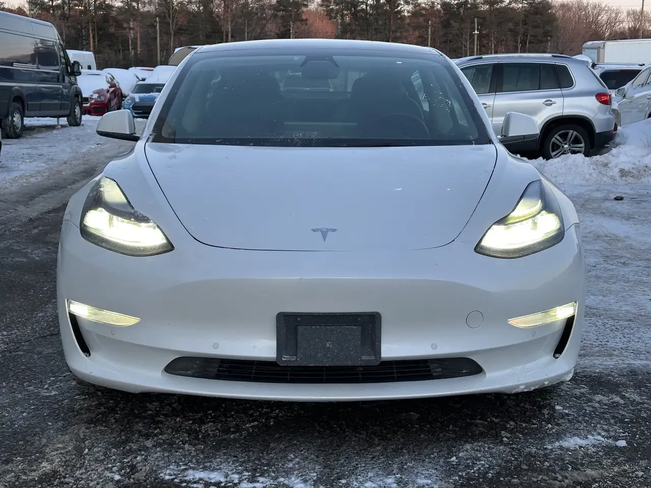 Tesla Model 3 снимка Tesla Model 3