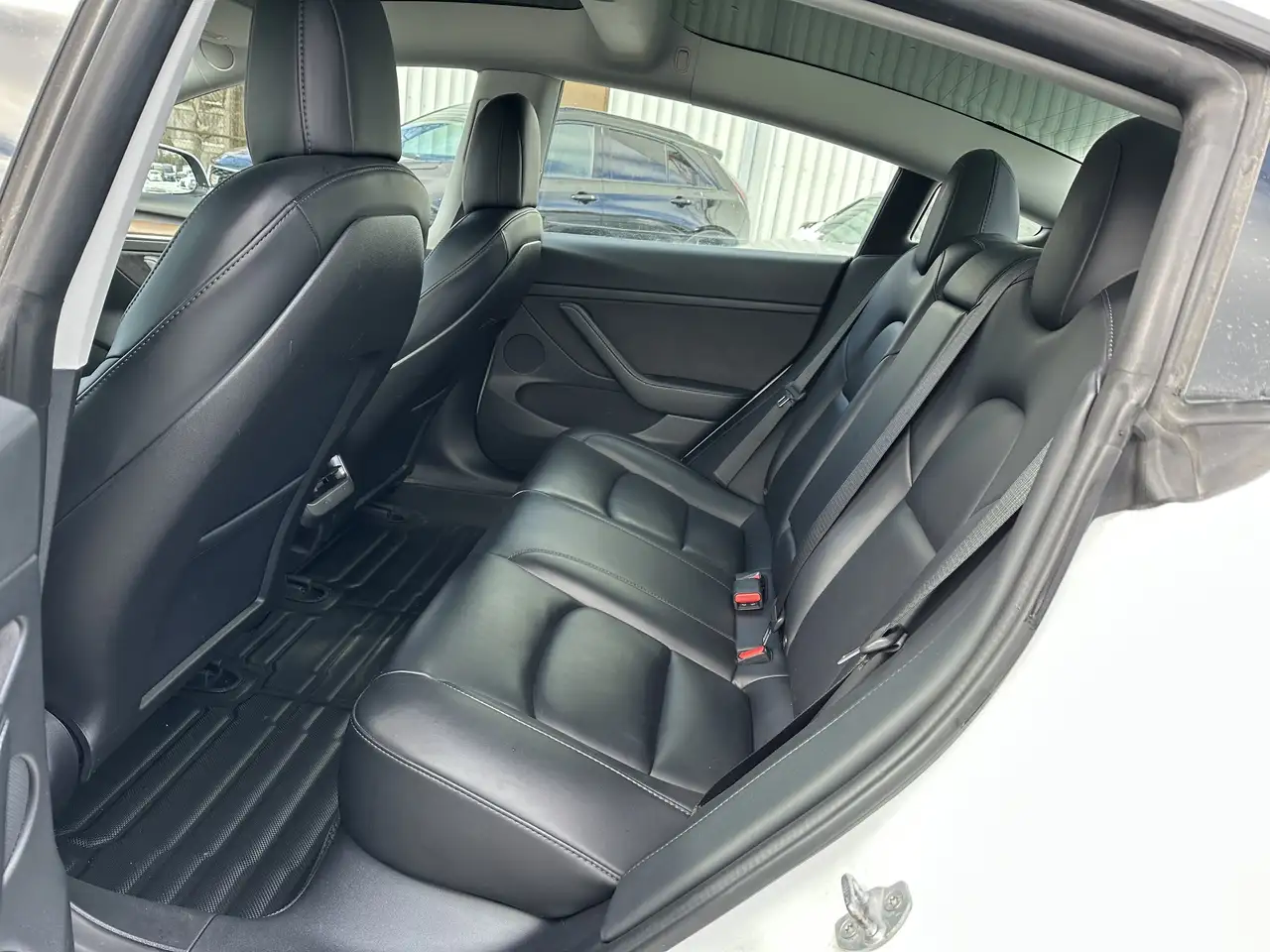 Tesla Model 3 снимка Tesla Model 3