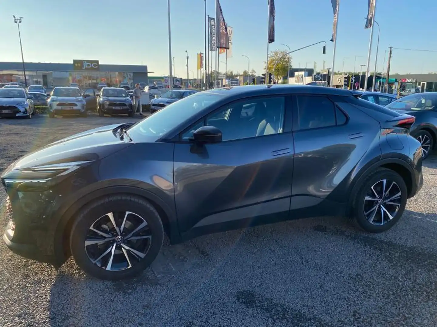 Toyota C-HR Dynamic Plus + Techno pack 1.8 Grijs - 2