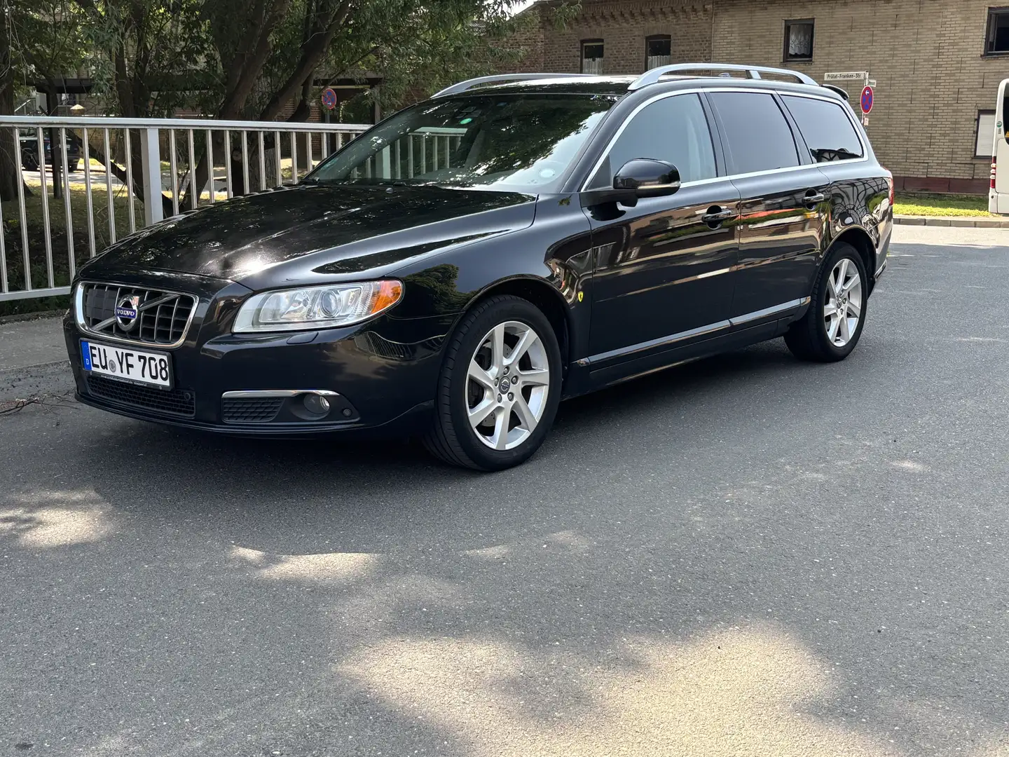 Volvo V70 D5 Geartronic Summum TÜV neu ohne Mängel - 1