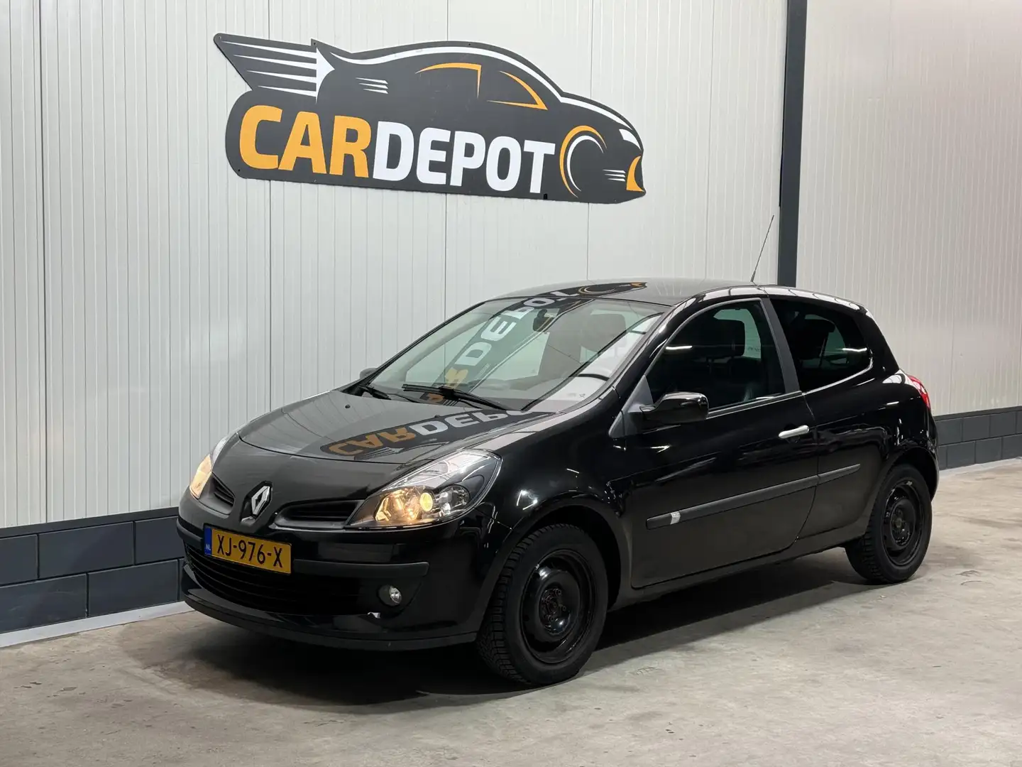 Renault Clio 1.2 TCE Business Line crna - 1