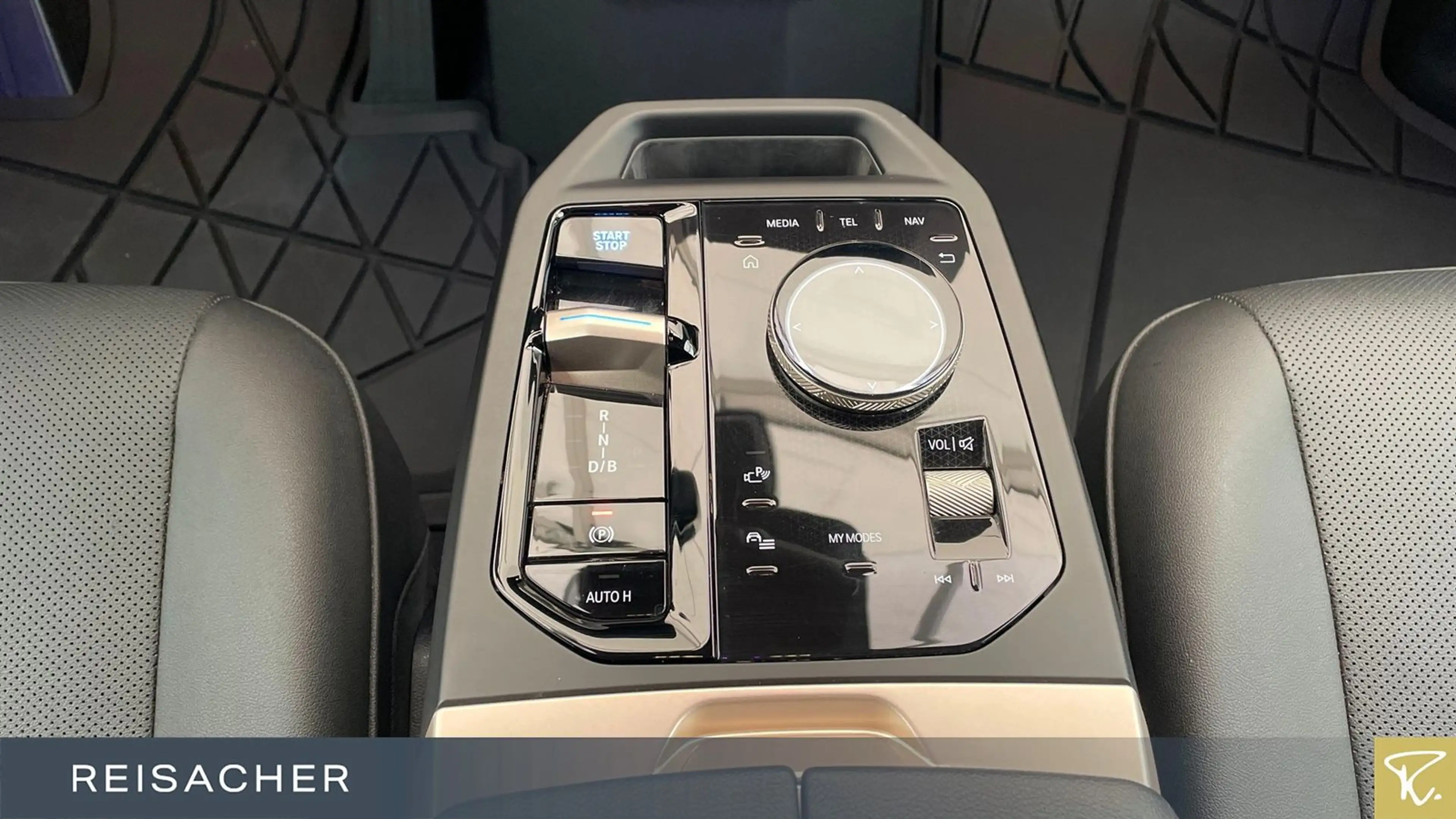 BMW iX xDrive40 Sportpaket AHK LCPro ACC 360° 21"LM — photo 11