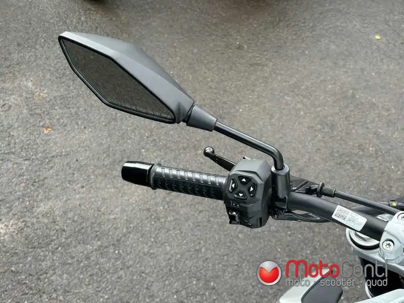 Aprilia Tuono - foto 8