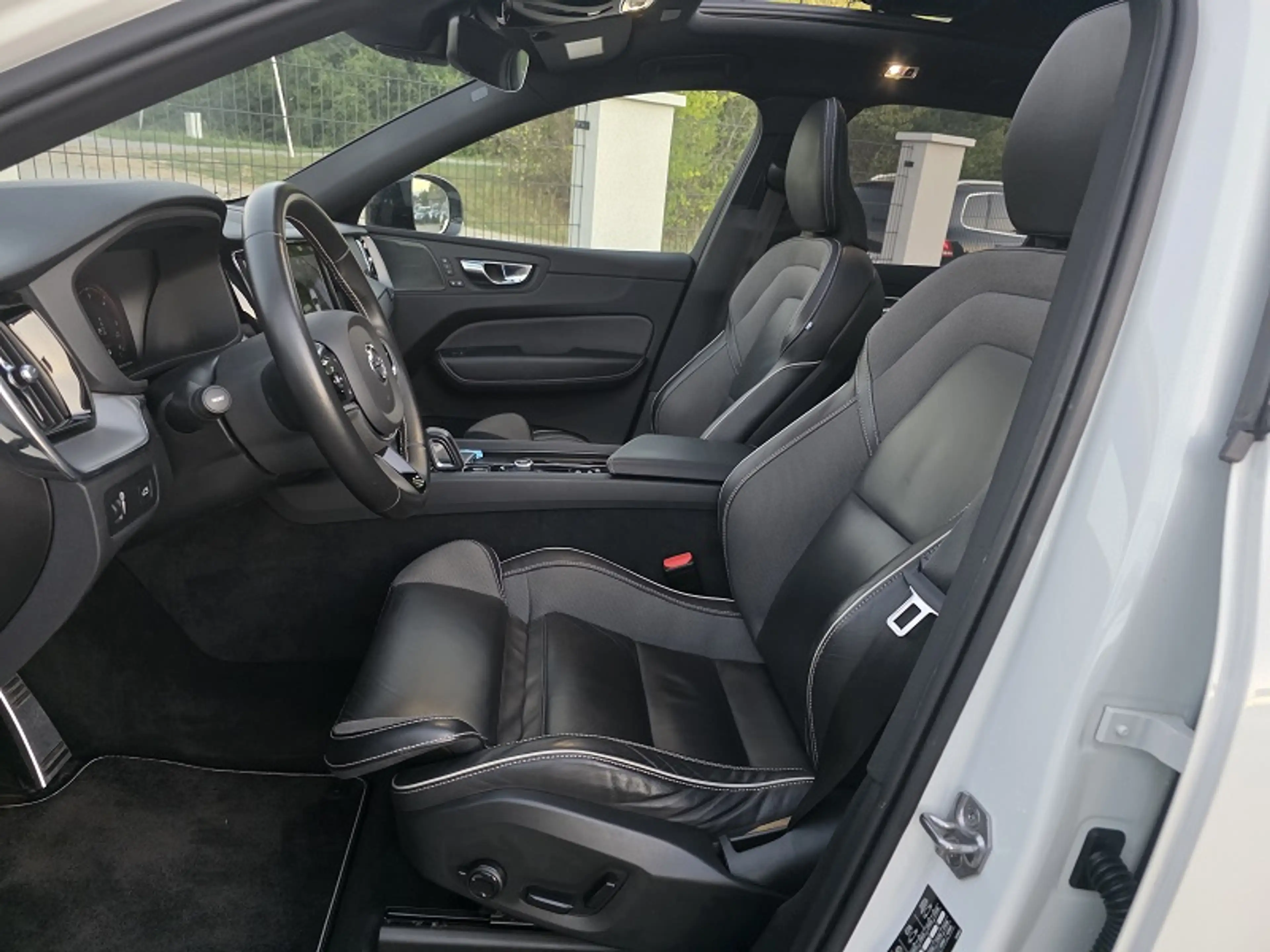 Volvo XC60 XC60 B5 R-Design AWD Geartronic — photo 9