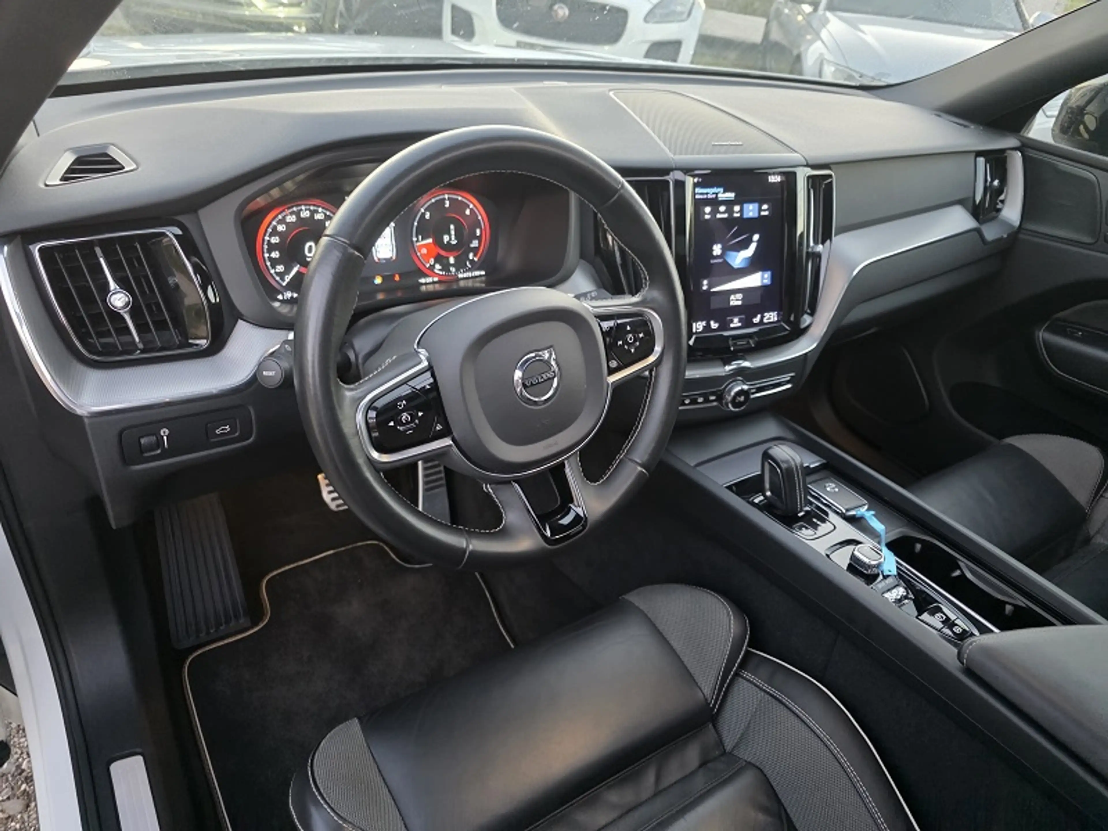 Volvo XC60 XC60 B5 R-Design AWD Geartronic — photo 13