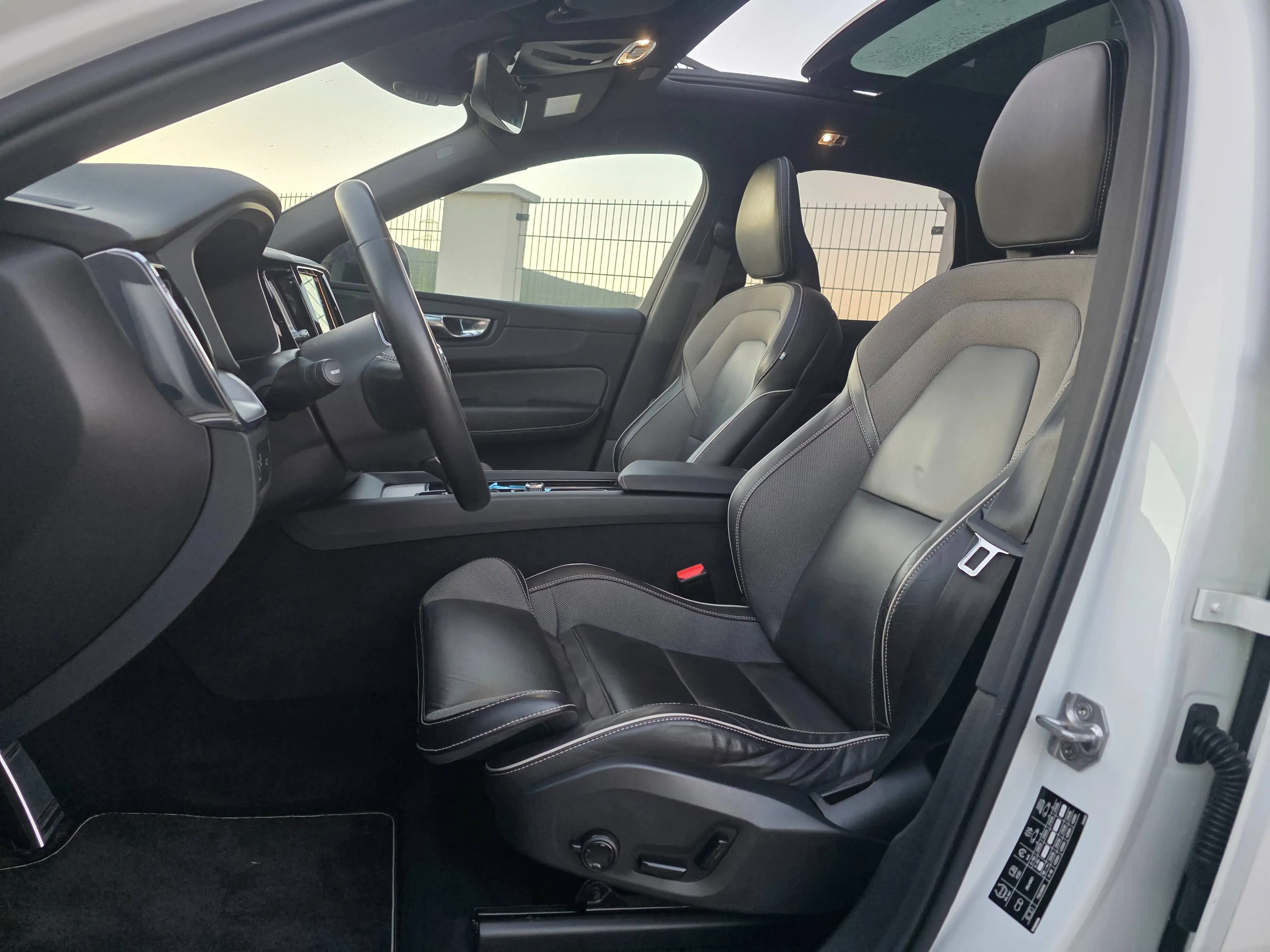 Volvo XC60 XC60 B5 R-Design AWD Geartronic — photo 11