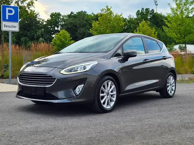 Ford Fiesta Titanium/Zahnriemen Neu/Navi/PDC vorne+hinten/Rückfahrkamera/Finanzierung ab 6,99%/1Hand/Allwetterreifen/Colorverglasungr