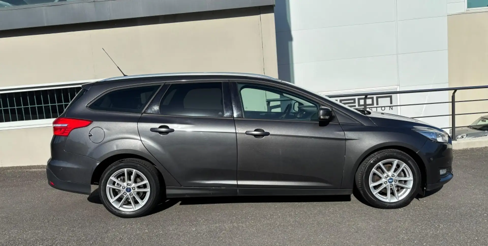 Ford Focus Sb. 1.0 Ecoboost Auto-S&S Trend+ 125 Gris - 2