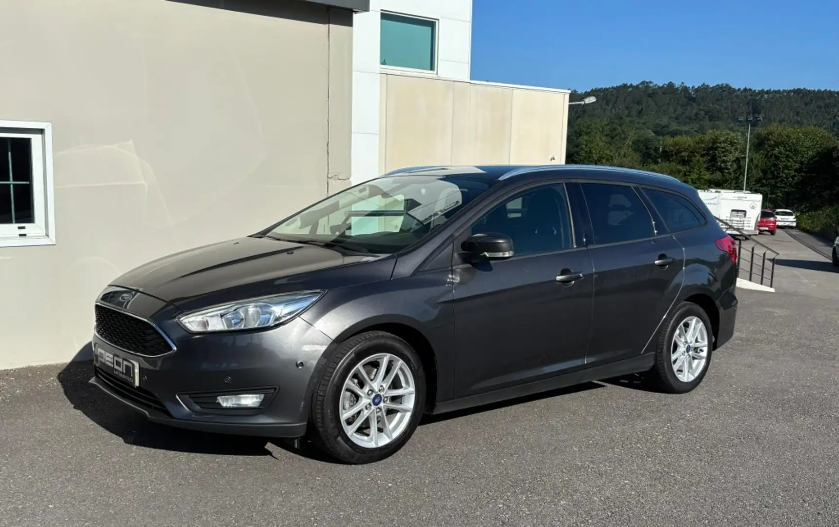 Ford Focus Sb. 1.0 Ecoboost Auto-S&S Trend+ 125 Gris - 1