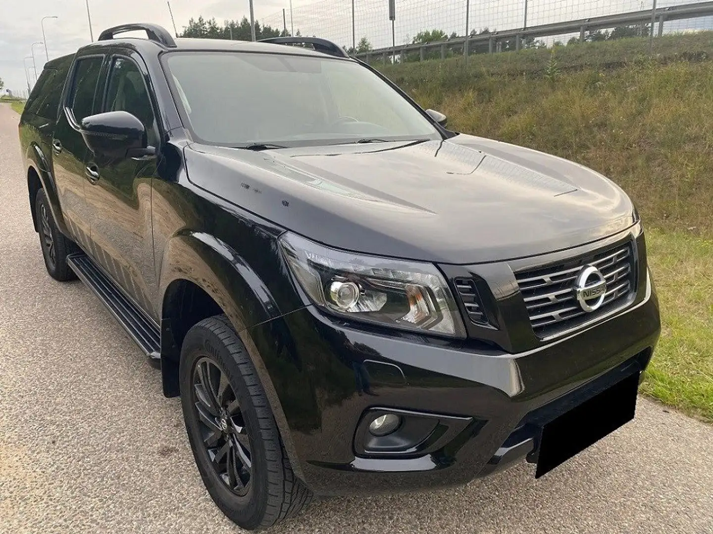 Nissan Navara Navara DC 4x4 Autm. EU6Acenta Schwarz - 1