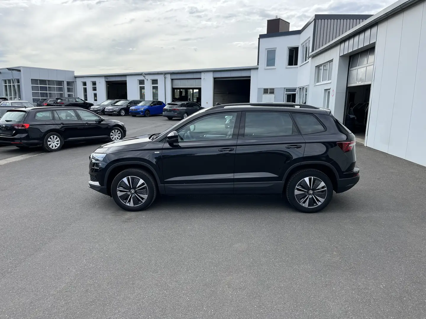Skoda Karoq 2.0 TDI Tour 148€ m.20% Anz. PANO 4xSHZ LR-Hzg K Schwarz - 2