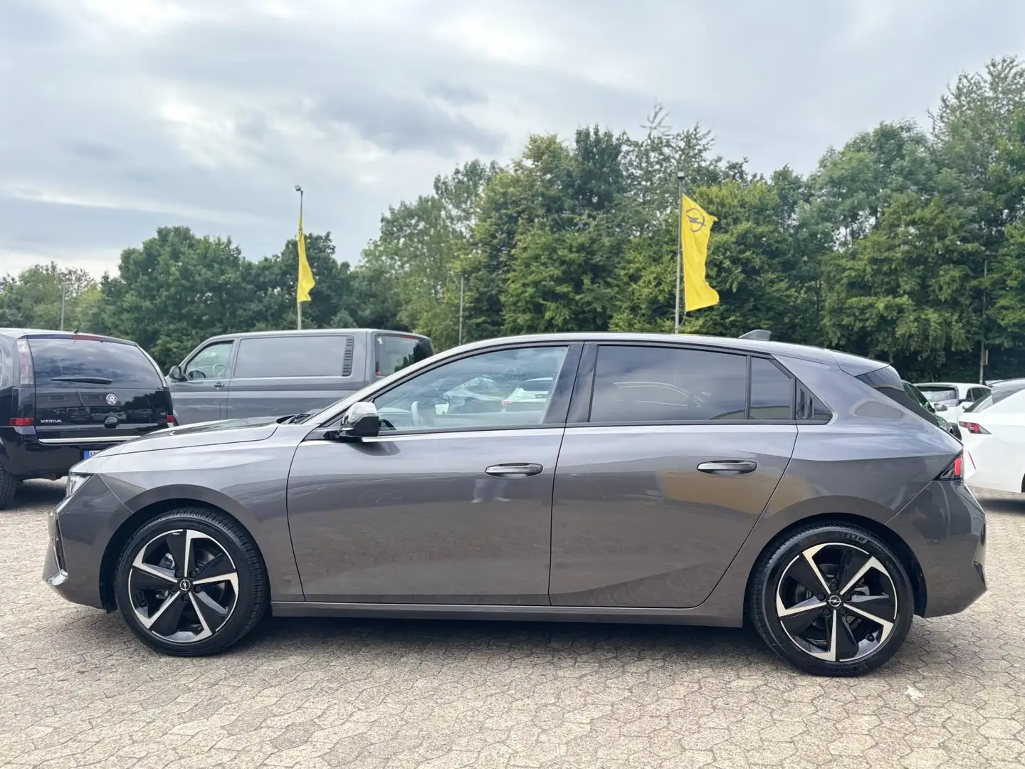 Opel Astra GS AT8/NAVI/SHZ+LHZ/PDC vo+hi+360Cam Grau - 2