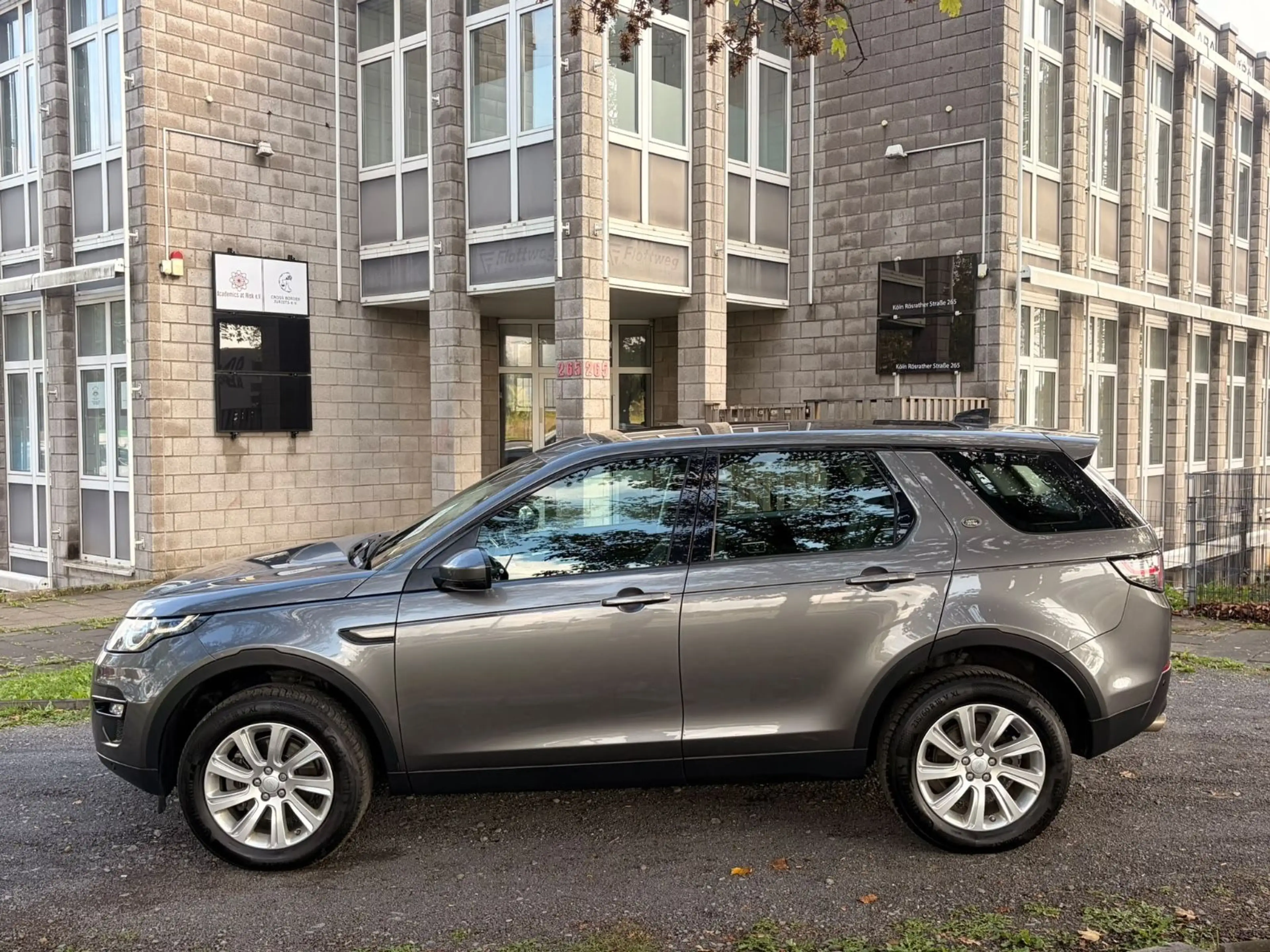 Land Rover Discovery Sport SE AWD*4 X 4 *EU6*Auto*Pano*Navi — photo 3