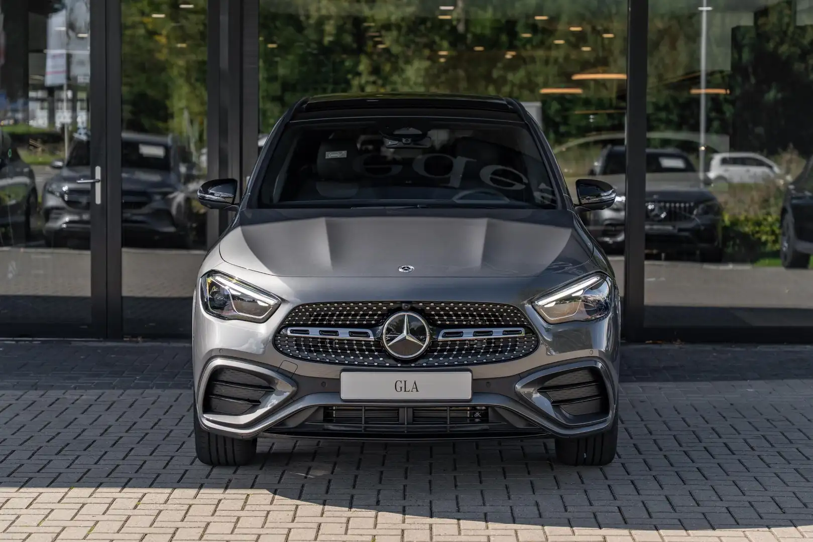 Mercedes-Benz GLA 250 250e Business Solution AMG | Panoramaschuifdak | P Grau - 2