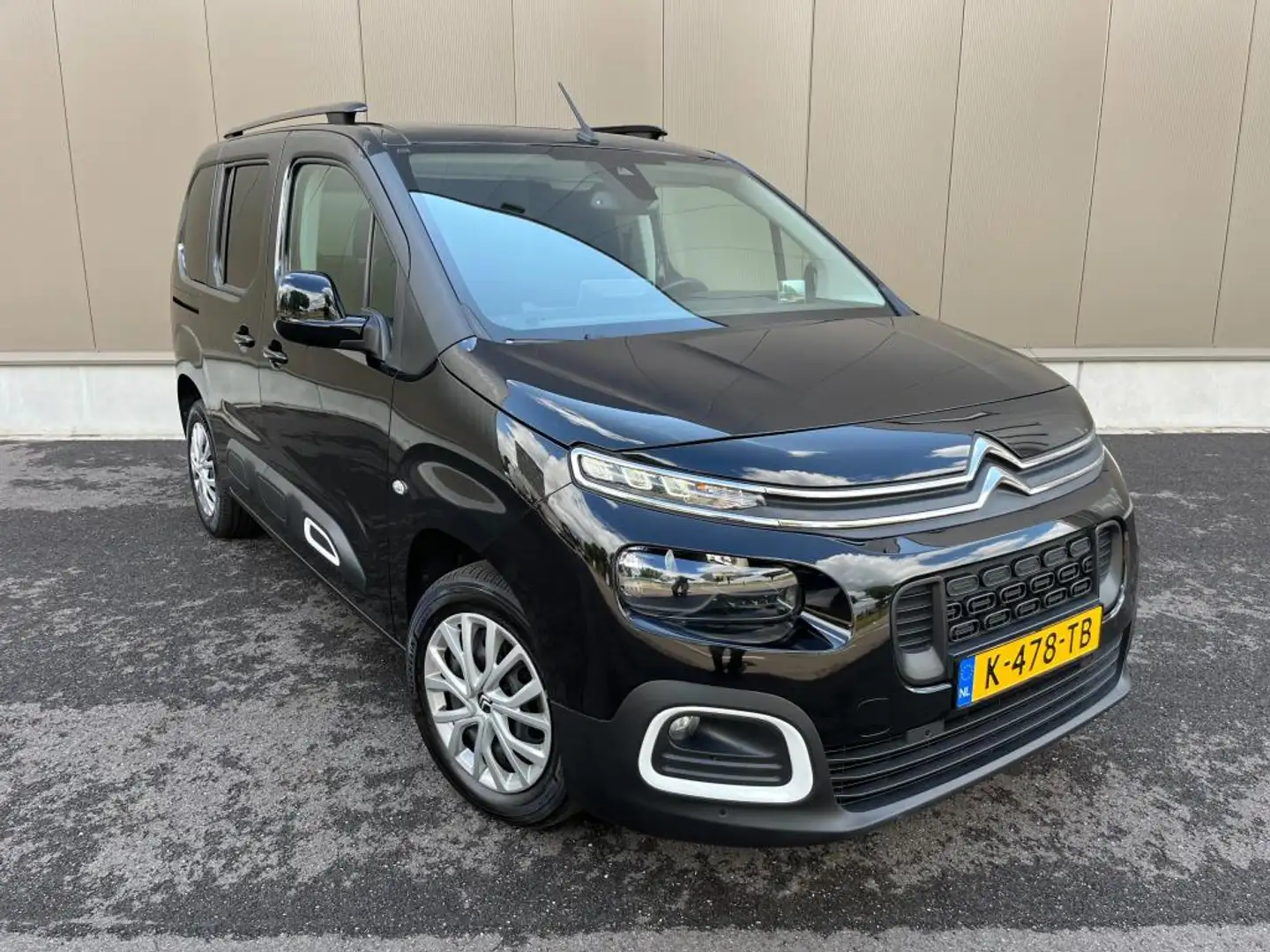 Citroen Berlingo 1.2 PureTech Shine, AUTOMAAT, panoramadak, head up Zwart - 2