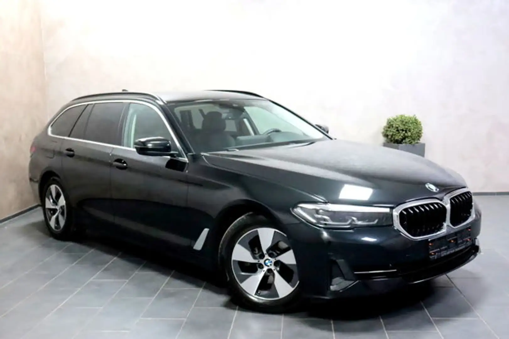 BMW 520 Touring Aut. KAMERA LEDER VIRTUAL LED NAVI Schwarz - 2