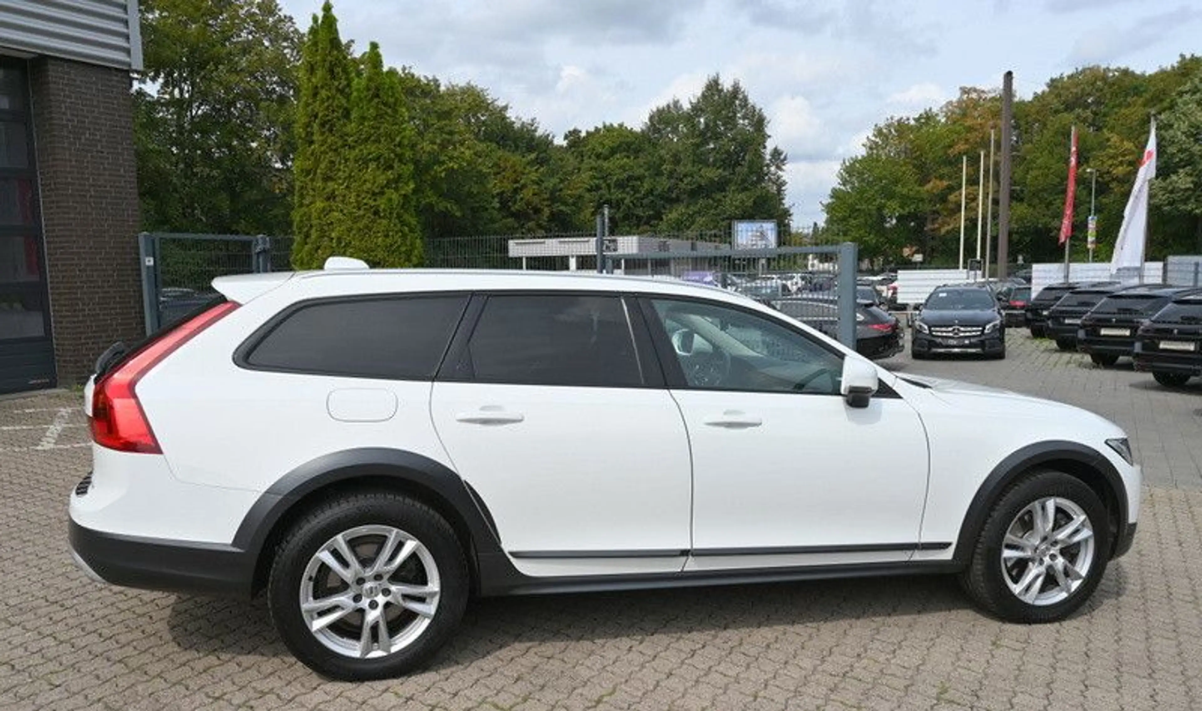 Volvo V90 Cross Country D4 AWD CarPlay Leder LED AHK — photo 6