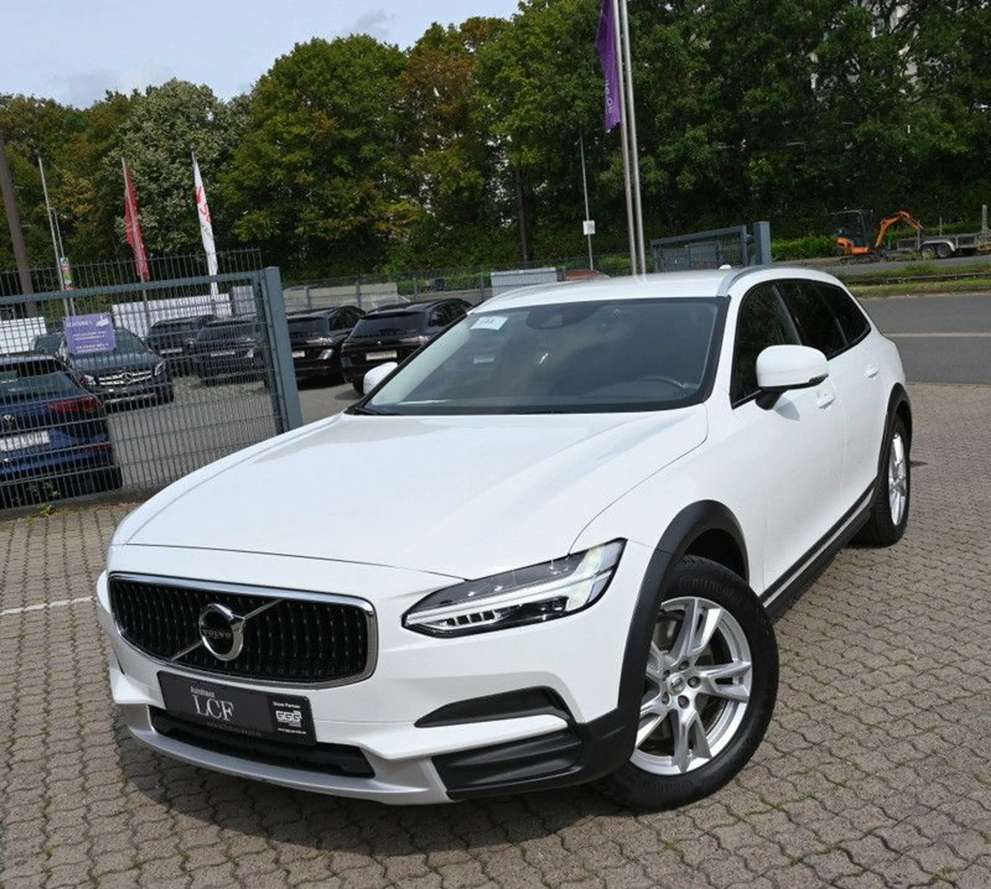 Volvo V90 Cross Country D4 AWD CarPlay Leder LED AHK — photo 2