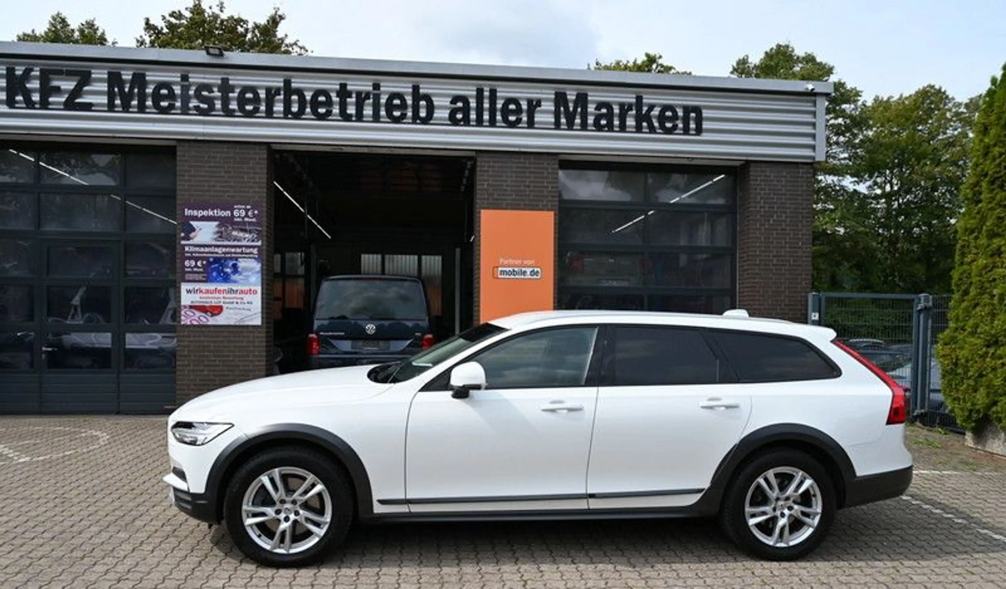 Volvo V90 Cross Country D4 AWD CarPlay Leder LED AHK — photo 3