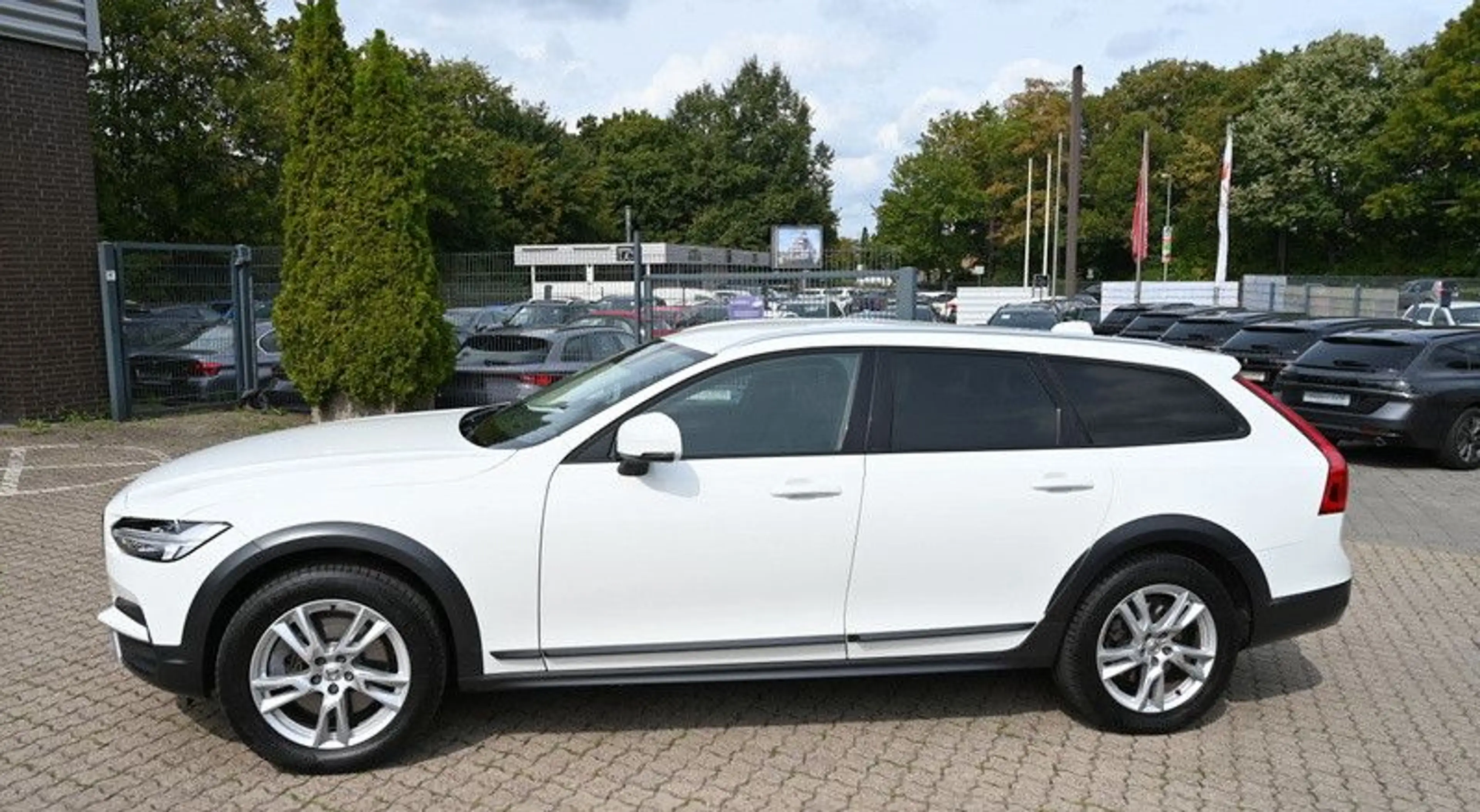 Volvo V90 Cross Country D4 AWD CarPlay Leder LED AHK — photo 4