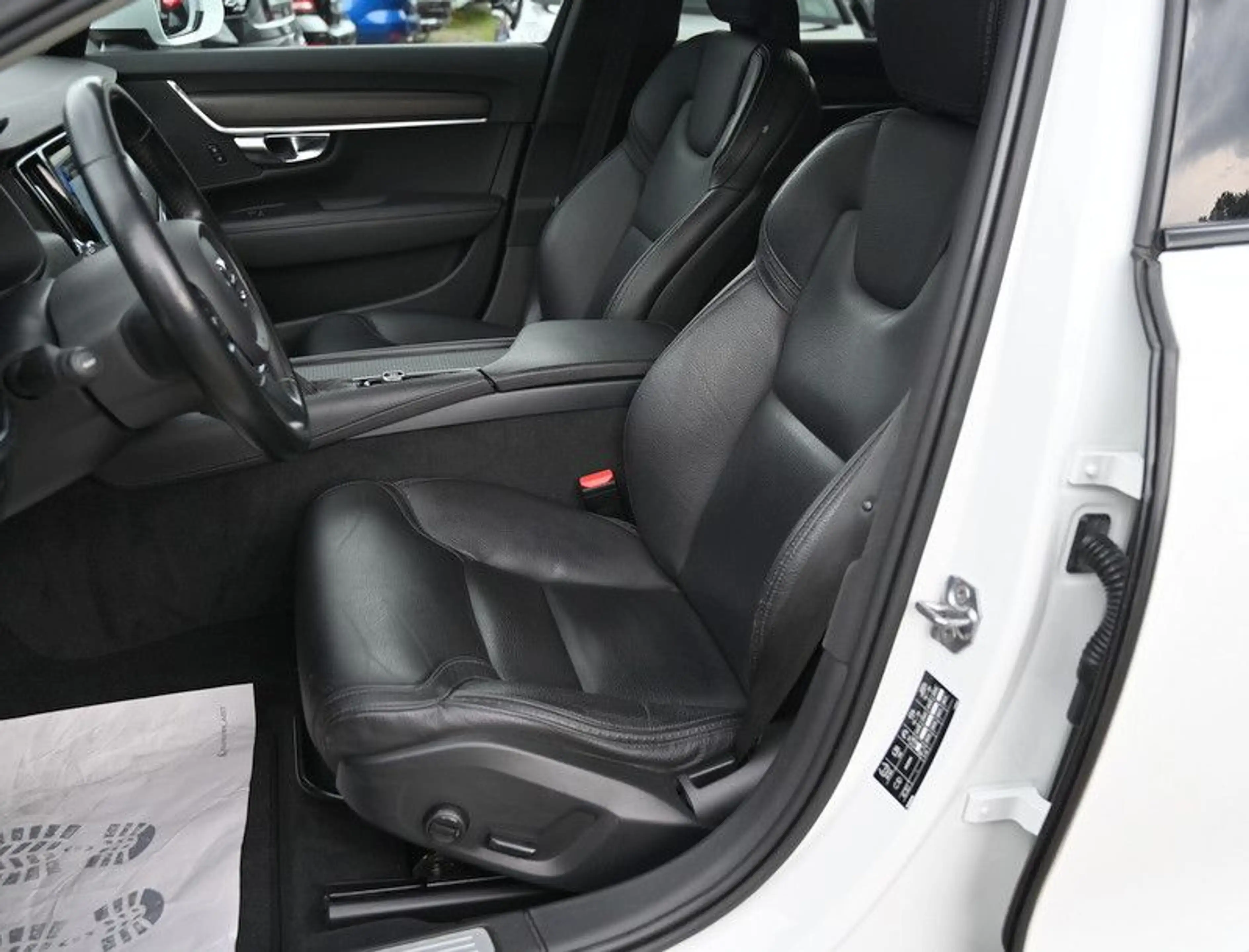 Volvo V90 Cross Country D4 AWD CarPlay Leder LED AHK — photo 11
