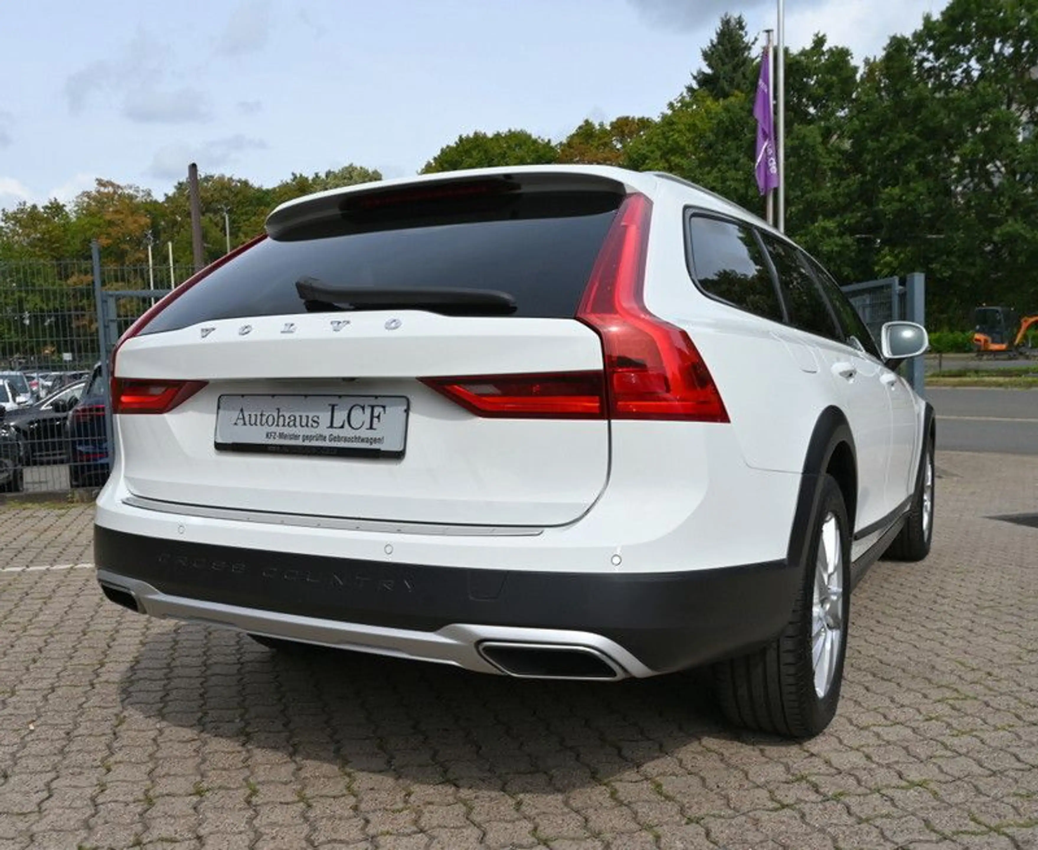 Volvo V90 Cross Country D4 AWD CarPlay Leder LED AHK — photo 7