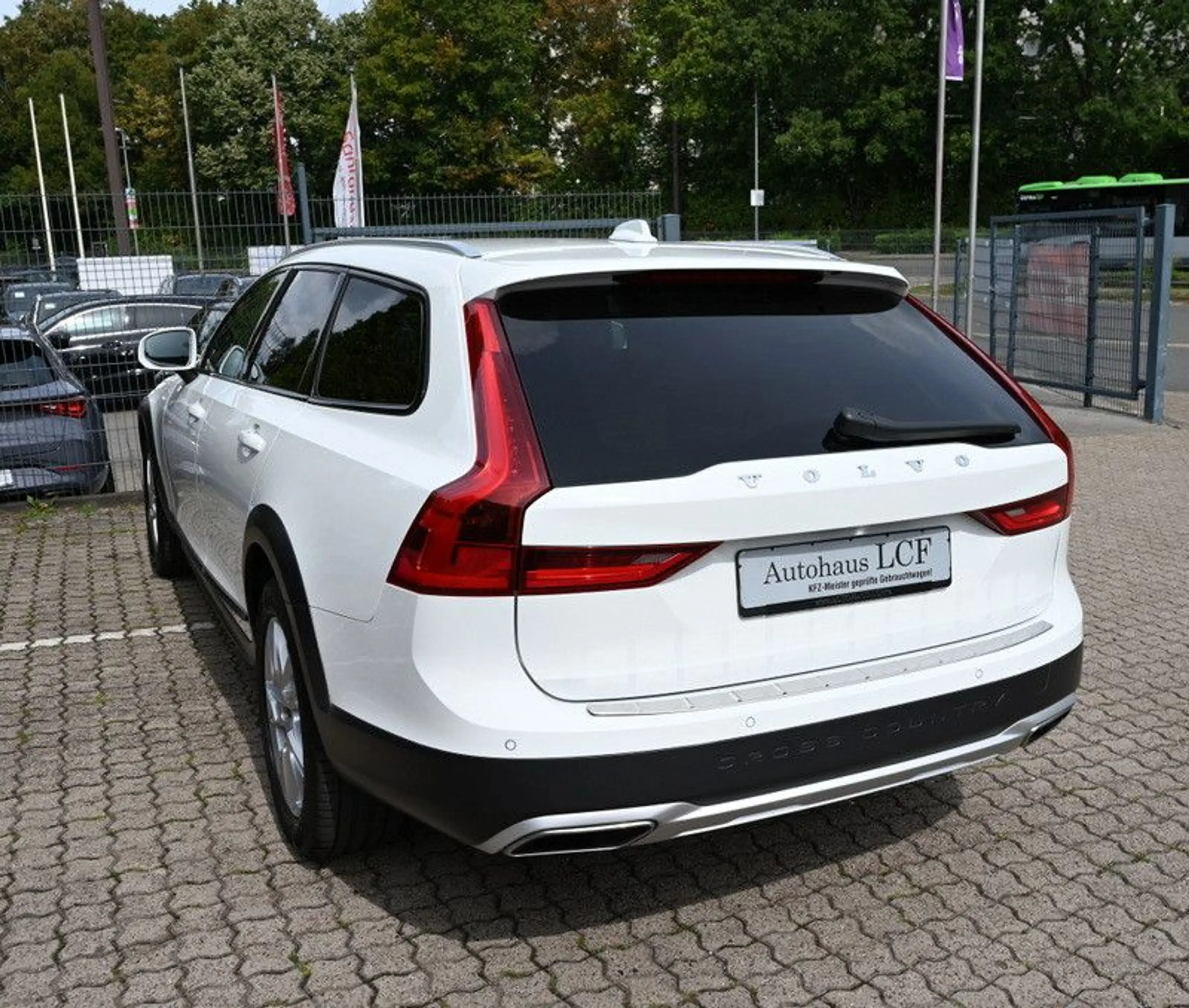 Volvo V90 Cross Country D4 AWD CarPlay Leder LED AHK — photo 8