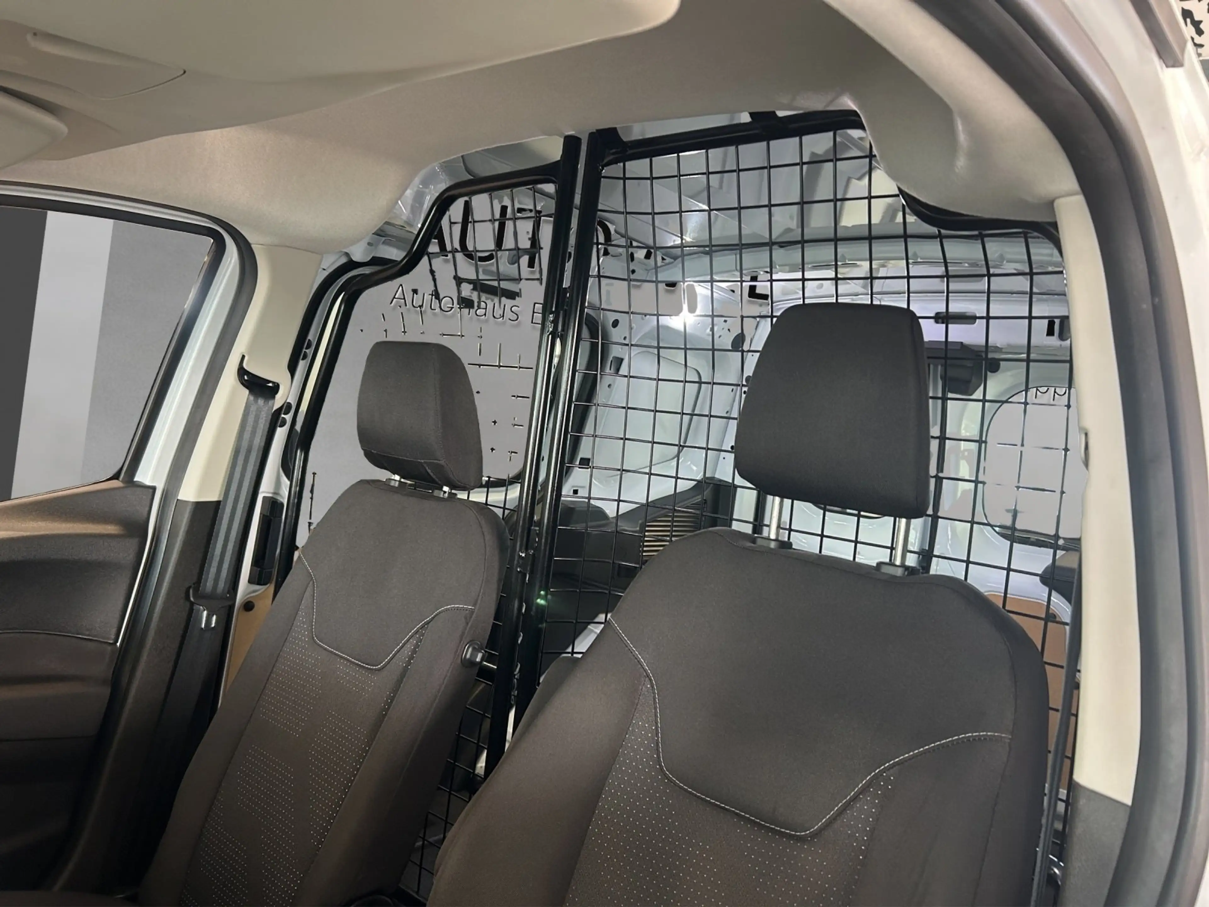 Ford Transit Courier Ford Transit Courier S&S Trend — photo 14